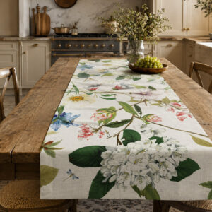 Runner in lino stampato Ibisco con fiori di ibisco e ortensie su tavolo rustico in legno, La Bottega di Casa