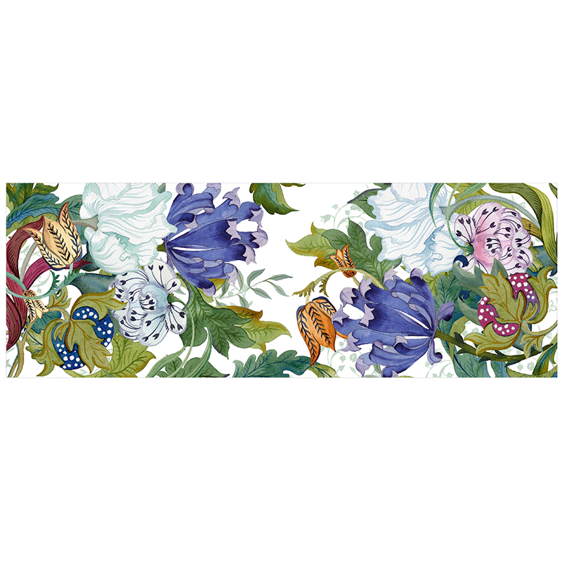 striscia-da-tavola-morris-50x150-la-bottega-di-casa Runner di lino Morris con grandi fiori blu, viola e bianchi, foglie verdi e dettagli multicolori su fondo bianco.