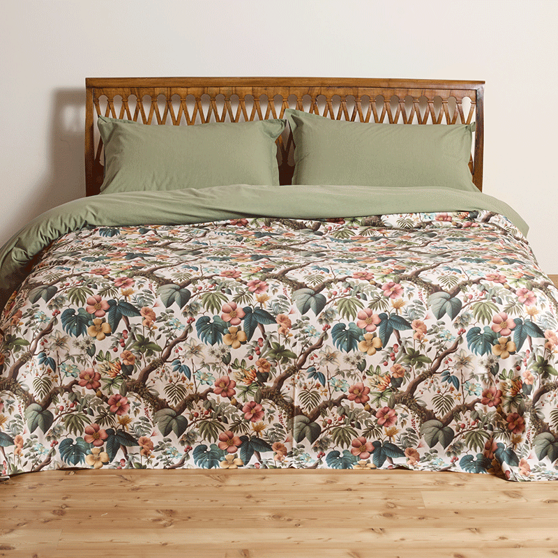 Cotton Bedspread Intrecci-la-bottega-di-casa cotton bedspread with a sophisticated, nature-inspired design featuring lush foliage and delicate flowers