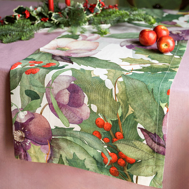 striscia da tavola-helleborus-1bis-La-Bottega-di-Casa Runner Helleborus in lino con ellebori e bacche rosse
