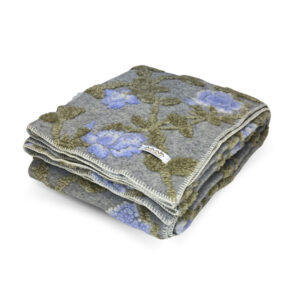 Plaid in lana cotta Grace Blu piegato con fiori azzurro-lilla e tralci verde oliva in rilievo