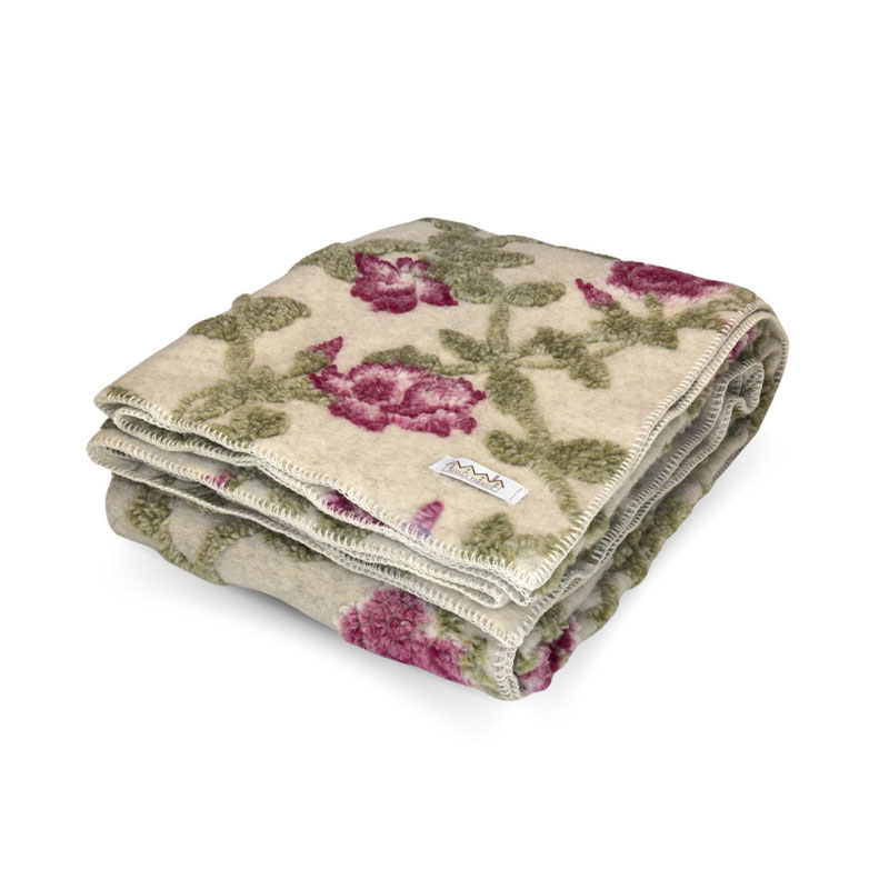 PLAID-GRACE-N2-ROSA-LA-BOTTEGA-DI-CASA Plaid in lana cotta Grace Rosa piegato con fiori rosa in rilievo e bordo rifinito