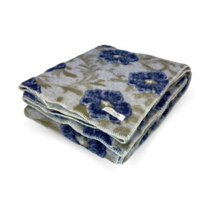 Plaid in lana cotta Sofia Blu piegato con bordo a punto coperta e motivo floreale blu