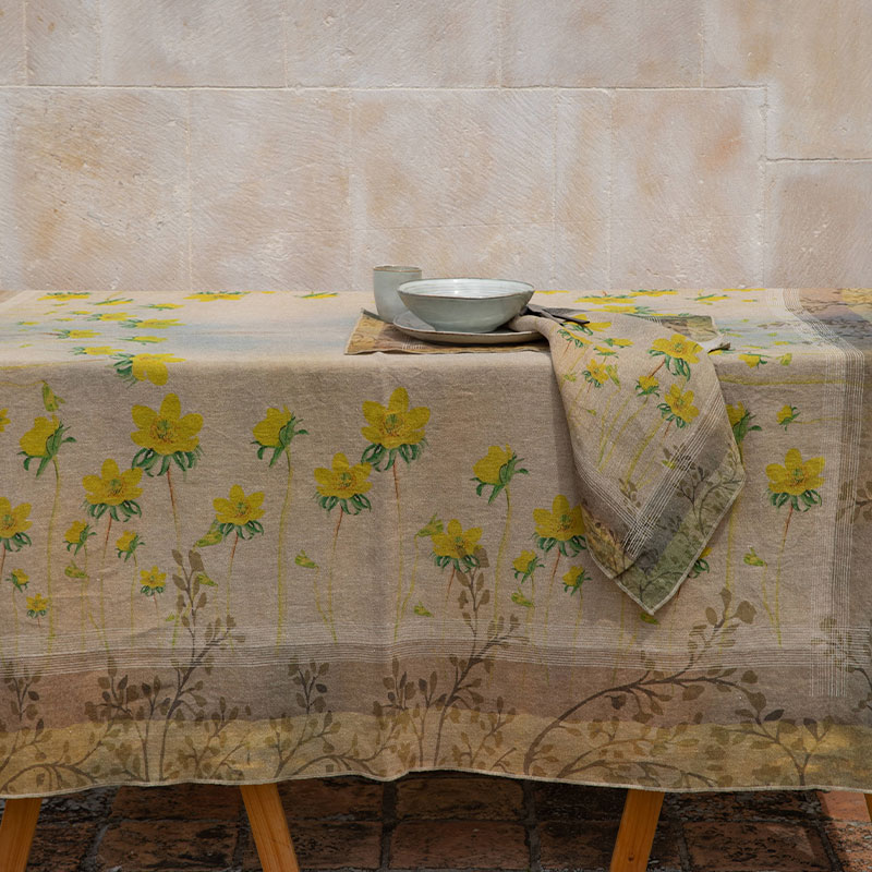 tovaglia-pie'-di-gallo-la-bottega-di-casa Tovaglia in canapa e lino Pie di Gallo con piccoli fiori gialli su fondo neutro