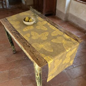 Runner in puro lino damascato con farfalle gialle su fondo grezzo