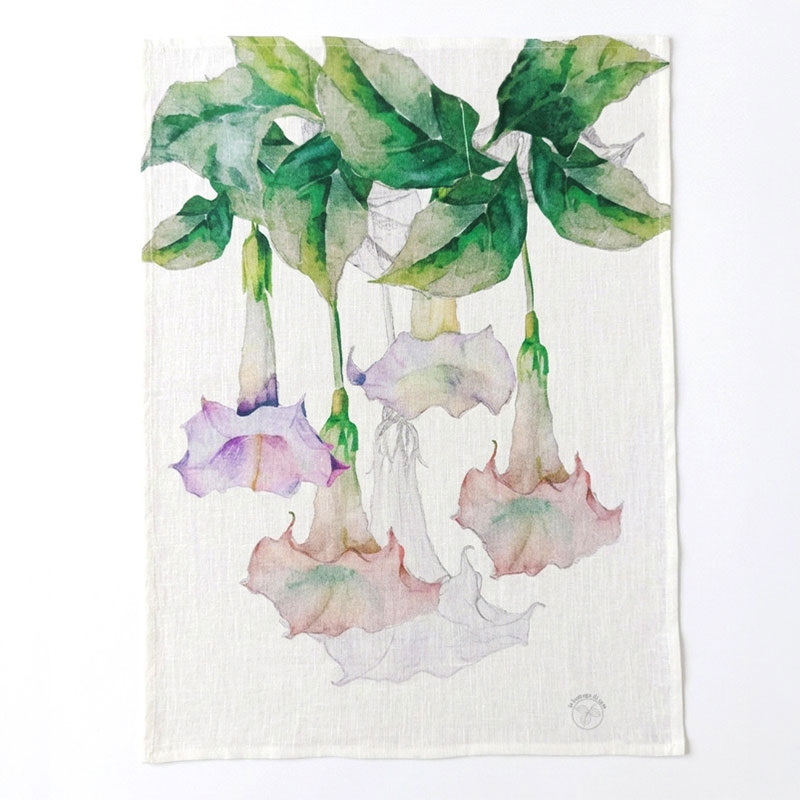 strofinaccio-datura-la-bottega-di-casa Strofinaccio in lino Datura Rosa su fondo bianco — fiori di datura pendenti in acquerello rosa, lilla e bianco con fogliame verde su lino naturale