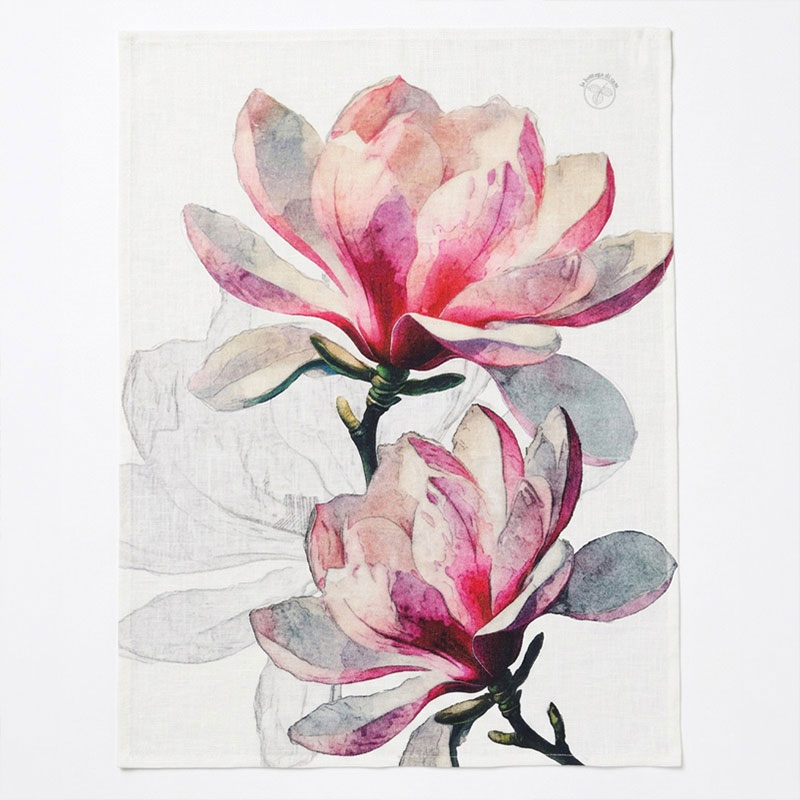strofinaccio-magnolia-la-bottega-di-casa Strofinaccio in lino Magnolia con due grandi fiori di magnolia in acquerello rosa e cardinale su fondo lino naturale, su sfondo bianco