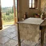 Runner in lino Fauna Crema in una casa di campagna toscana