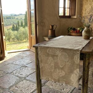 Runner in lino Fauna Crema in una casa di campagna toscana