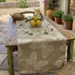 Striscia da tavola Fauna Crema con farfalle tessute nel puro lino