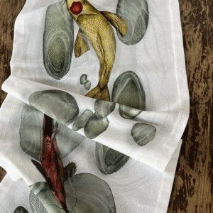 Dettaglio del runner Carpe in mistolino jacquard con carpe dorate e rosse stampate su tessuto in lino e cotone.
