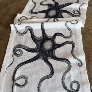 Dettaglio del Runner Polipo in mistolino jacquard con grande disegno nero e grigio su fondo avorio