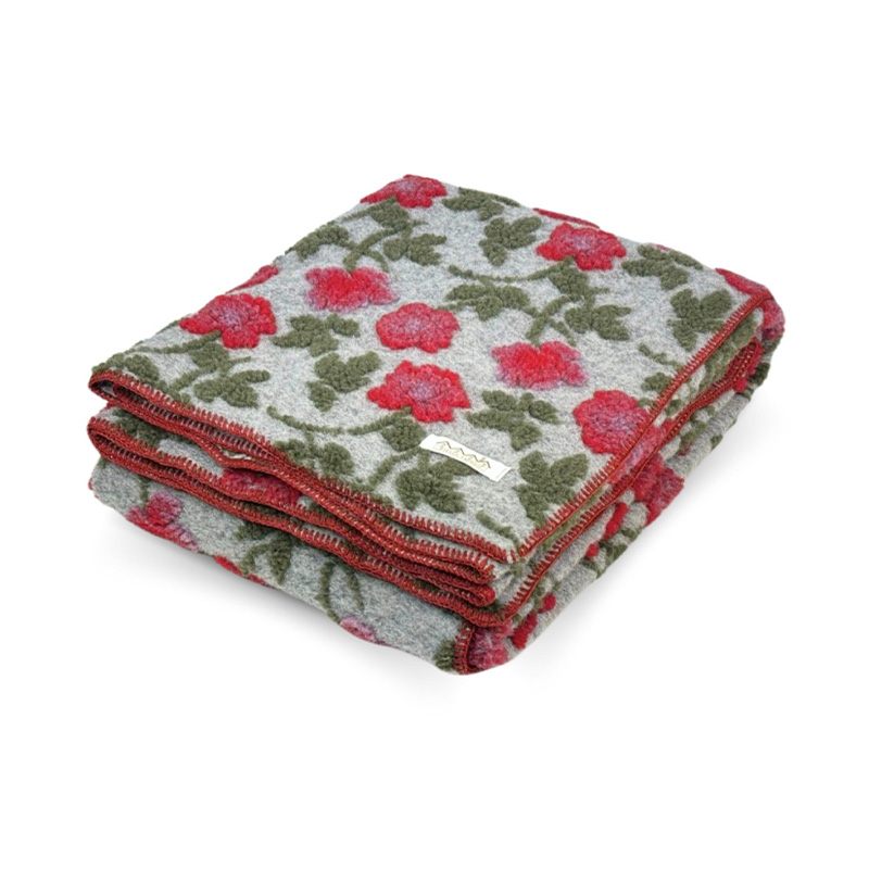 plaid-lana-cotta-Amy-grigio-La-Bottega-di-Casa Plaid in lana cotta Amy Grigio piegato, con fiori rossi e foglie verde oliva in rilievo su fondo grigio chiaro e bordo cucito in rosso.